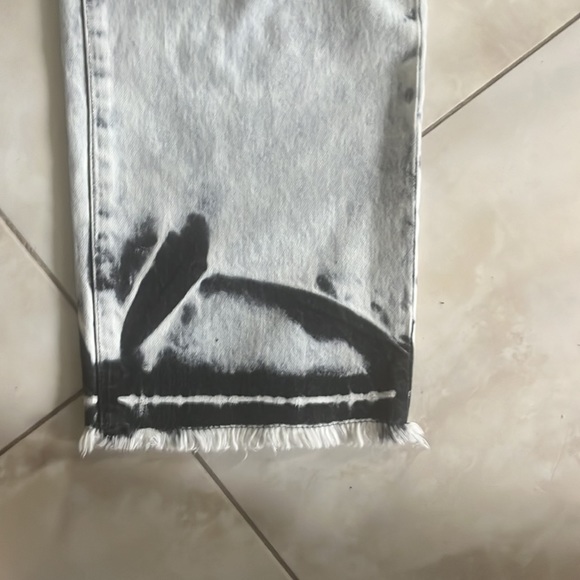 NWT Alice and Olivia jeans size 32.  Black and white acid wash with ripped knees - Picture 4 of 4